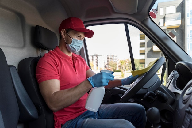 Seitenansicht Mann, der Auto reinigt