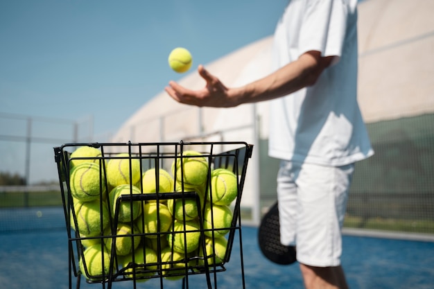 Seitenansicht Mann, der Ball aus Container nimmt