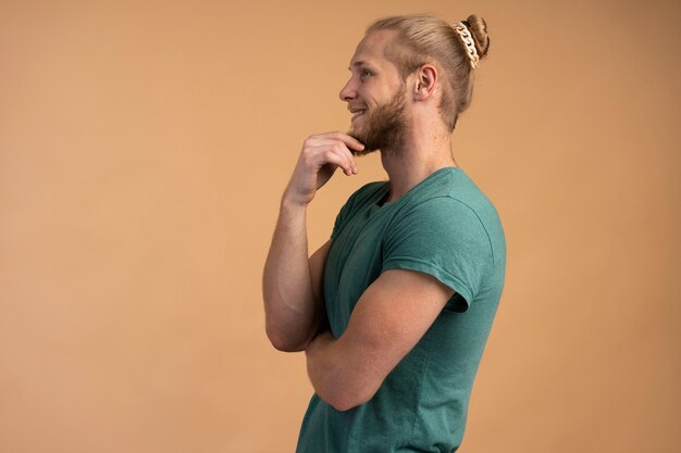 Seitenansicht Mann mit Haarspange