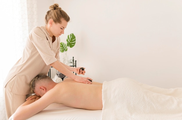 Seitenansicht Masseuse arbeiten