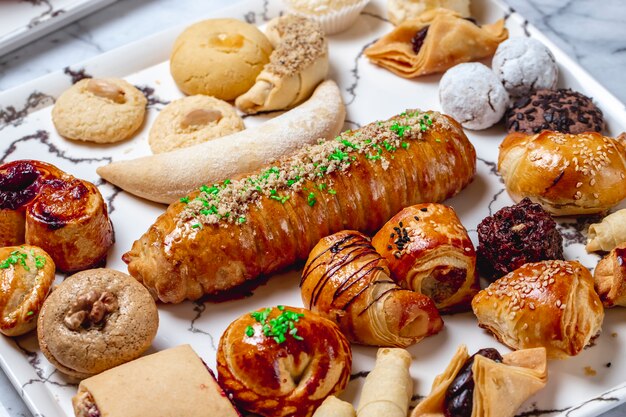 Seitenansicht mischen Kekse mit Walnussschokoladenchips Hüttenkäse Blätterteig Vanille und Zuckerpulver