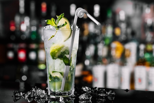Seitenansicht Mojito Cocktail Rum mit Limettenminze und Eis im Glas