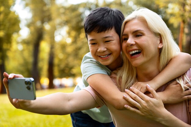 Seitenansicht Mutter und Junge machen Selfie