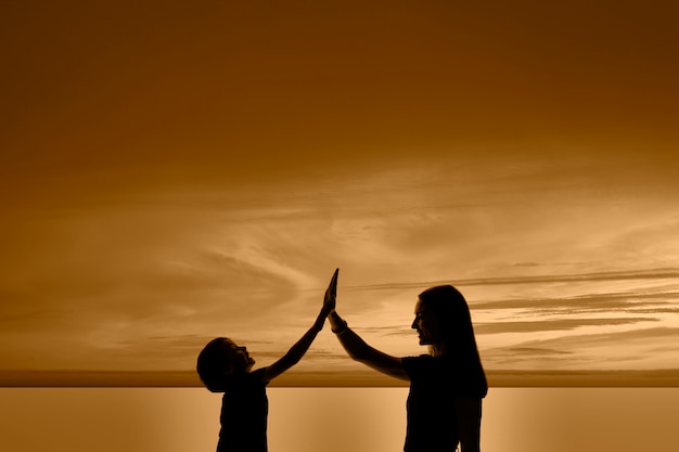 Seitenansicht Mutter und Kind Silhouetten