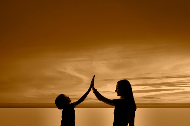 Seitenansicht Mutter und Kind Silhouetten