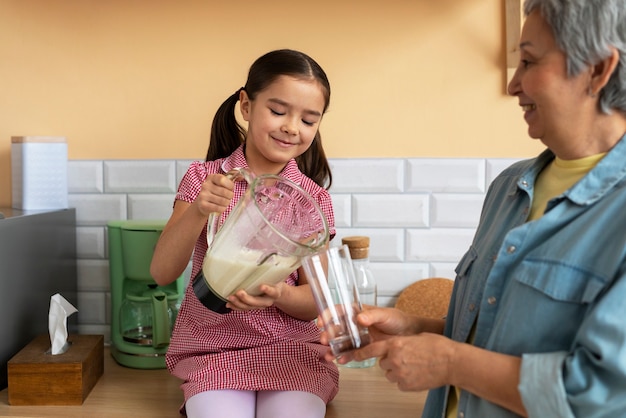 Seitenansicht Oma und Mädchen kochen zusammen