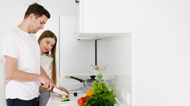 Kostenloses Foto seitenansicht paar kochen