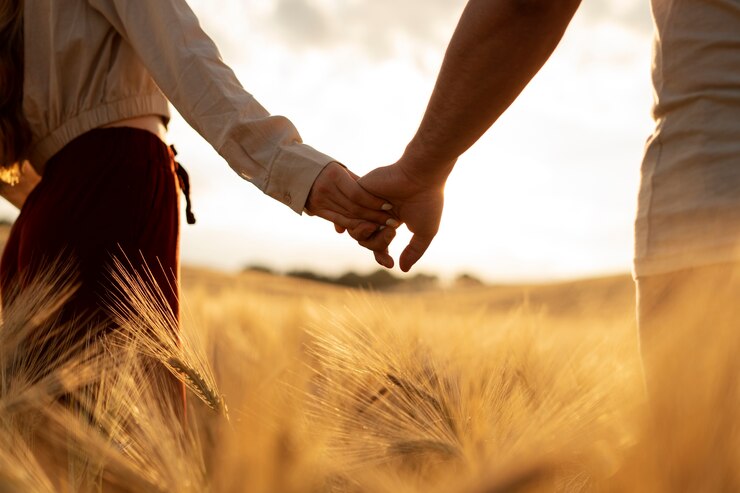 Kostenlose Foto seitenansicht partner händchen haltend