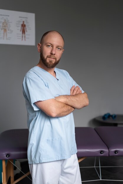 Seitenansicht-Physiotherapeut, der bei der Arbeit posiert