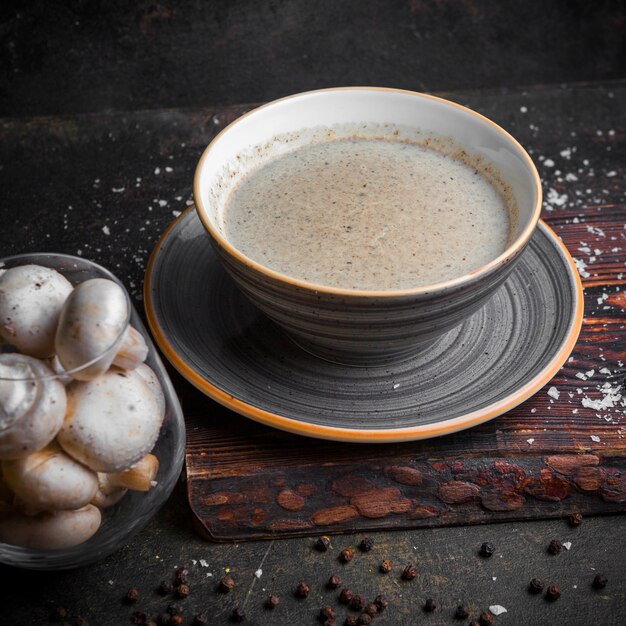 Seitenansicht Pilzsuppe mit Champignon im Teller