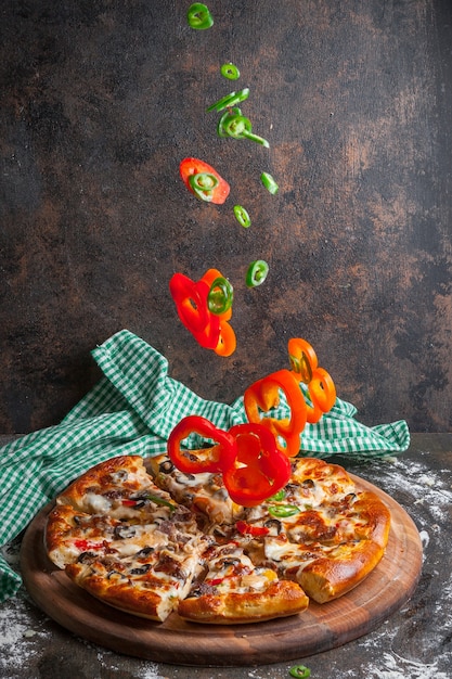 Kostenloses Foto seitenansicht pizza mit scheiben paprika und pizzastücken im bordkochgeschirr