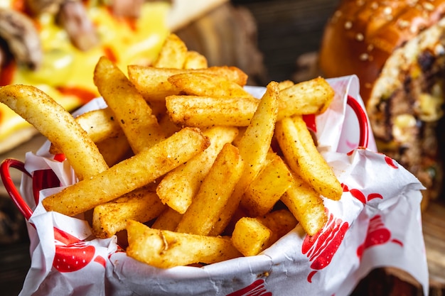 Seitenansicht Pommes Frites mit Gewürzen