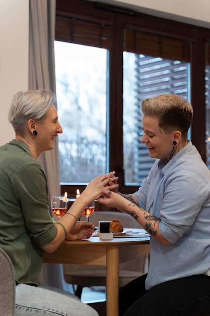 Kostenloses Foto seitenansicht romantische frauen zu hause