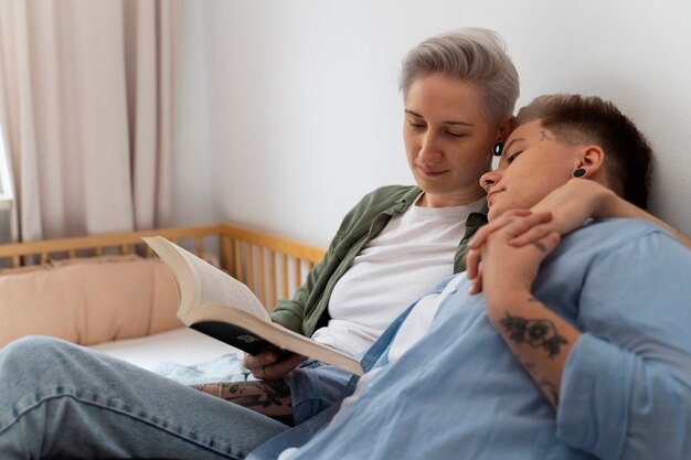 Seitenansicht romantische Frauen zu Hause