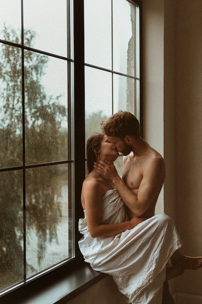 Kostenloses Foto seitenansicht romantisches küssendes paar