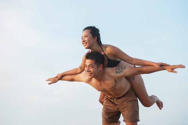 Seitenansicht romantisches Paar im Urlaub