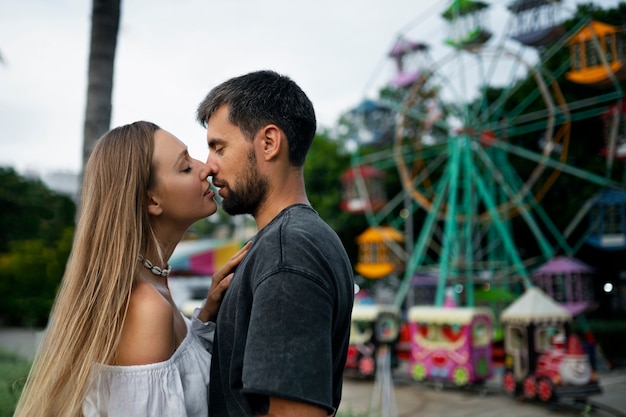 Kostenloses Foto seitenansicht romantisches paar öffentliche intimität