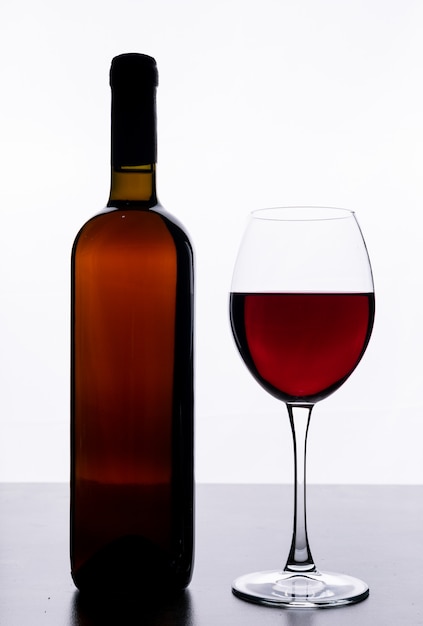 Seitenansicht Rotwein mit Glas auf weißer Vertikale