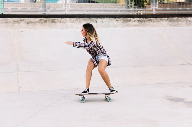 Seitenansicht Skater Mädchen auf Skateboard