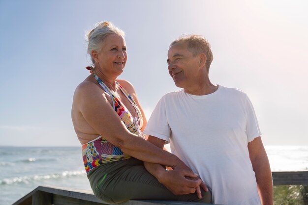 Seitenansicht Smiley alte Leute am Meer