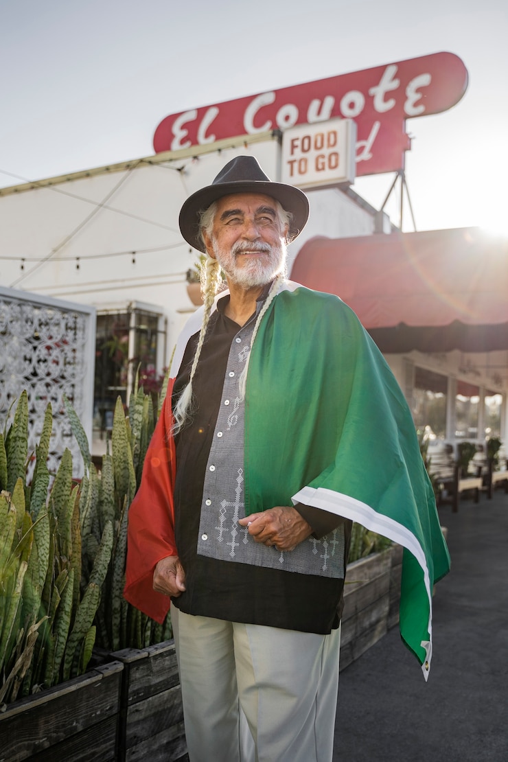 Kostenlose Foto seitenansicht smiley alter mann mit mexikanischer flagge