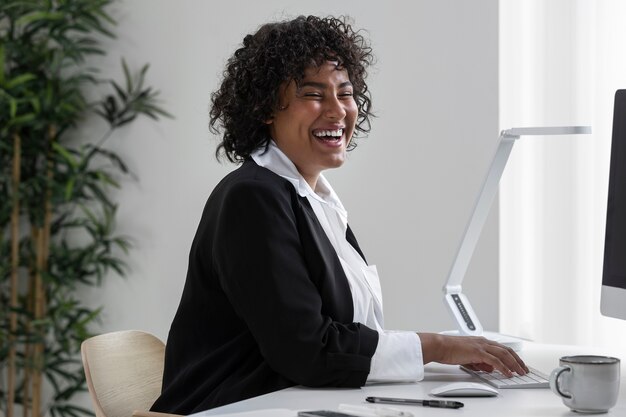 Seitenansicht Smiley-Frau arbeiten