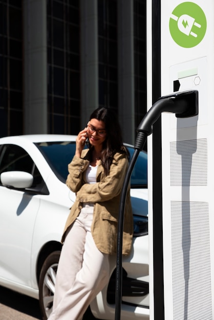 Kostenloses Foto seitenansicht-smiley-frau, die am telefon spricht