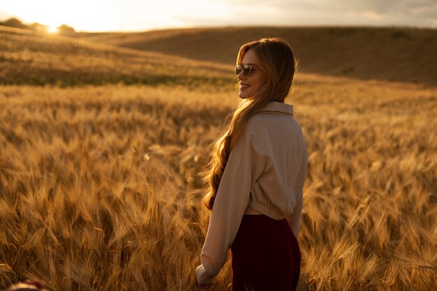 Seitenansicht Smiley Frau mit Sonnenbrille