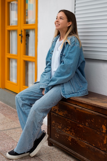 Kostenloses Foto seitenansicht smiley frau posiert