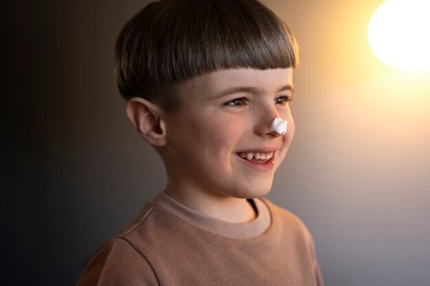 Seitenansicht-Smiley-Kind mit Rasierschaum