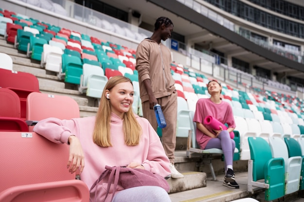 Seitenansicht Smiley-Leute in der Arena