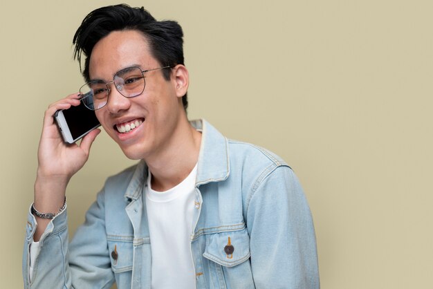 Seitenansicht-Smiley-Mann, der am Telefon spricht