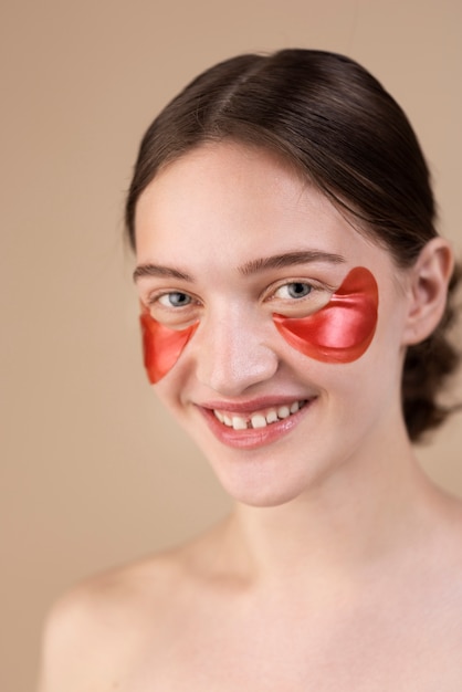 Seitenansicht-Smiley-Modell mit Augenklappen