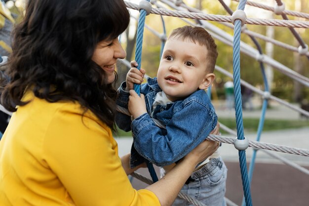 Seitenansicht-Smiley-Mutter mit Kind