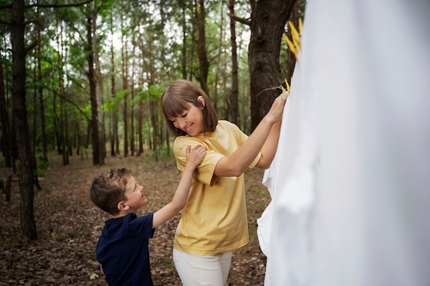 Kostenloses Foto seitenansicht smiley mutter und kind in der natur