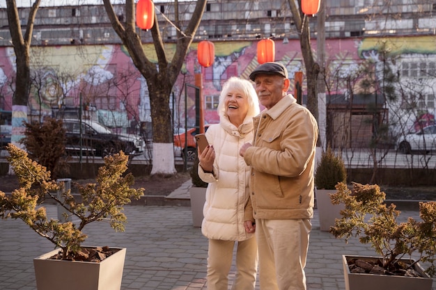 Kostenloses Foto seitenansicht smiley senioren im freien