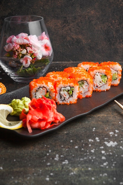 Seitenansicht Sushi Set mit eingelegtem Ingwer und Wasabi in dunkler Platte