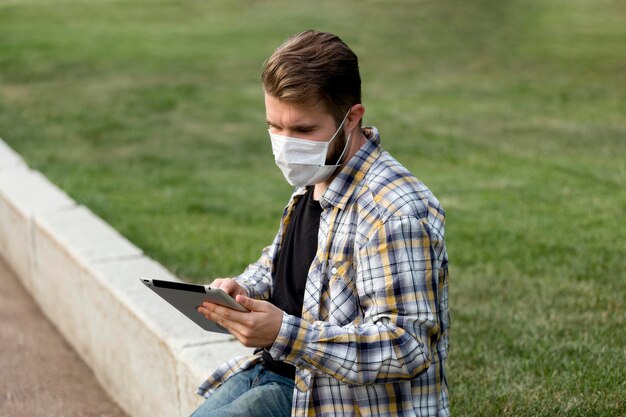 Seitenansicht Teenager-Browsing-Tablet