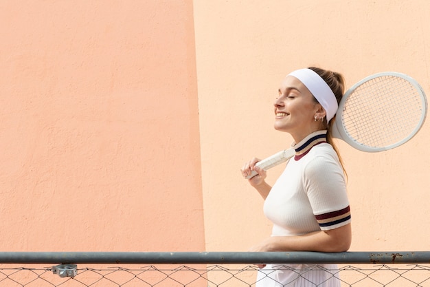 Seitenansicht-Tennisspielerfrau mit Schläger