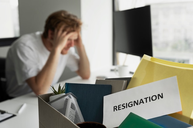 Kostenloses Foto seitenansicht trauriger mann bei der arbeit