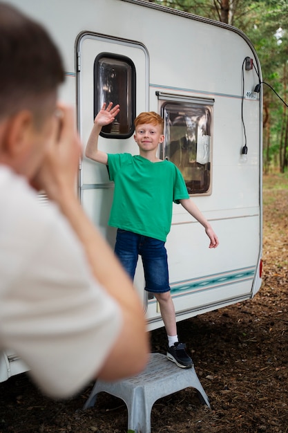 Kostenloses Foto seitenansicht vater fotografiert kind