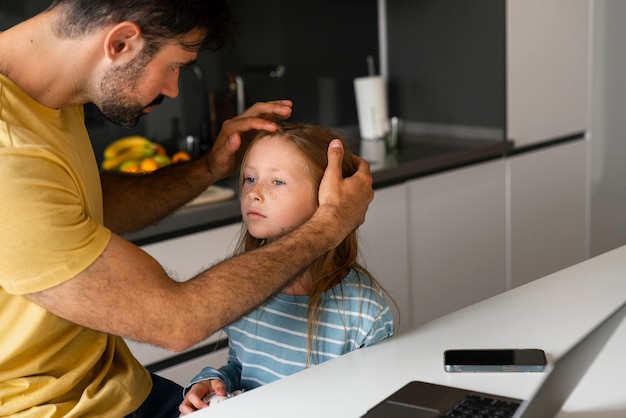 Seitenansicht Vater hilft Kind mit Läusen