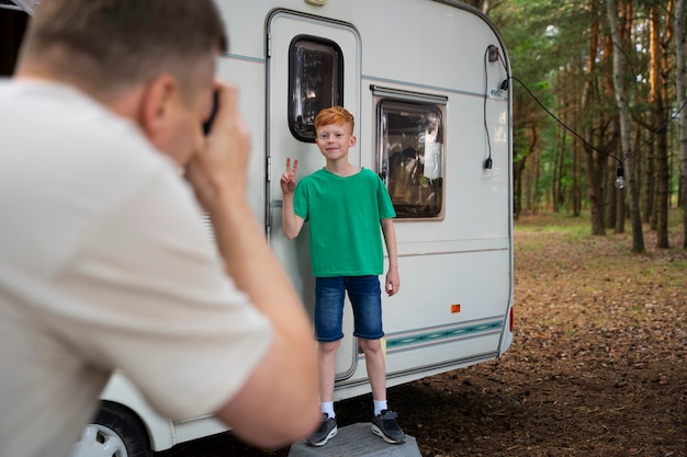 Kostenloses Foto seitenansicht verschwommener vater, der fotos von kindern macht