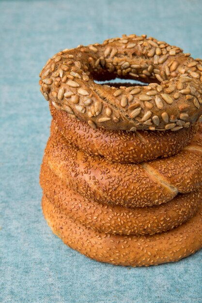 Seitenansicht von Bagels auf blauem Hintergrund mit Kopienraum