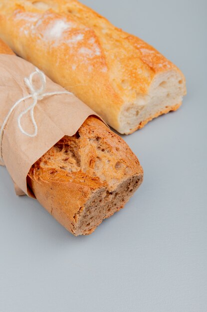 Seitenansicht von Baguettes als knuspriges Schwarzweiss auf blauer Oberfläche