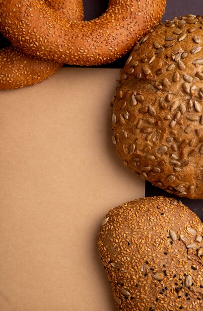Seitenansicht von Broten als Bagel Cob und Sandwichbrot mit Kopierraum