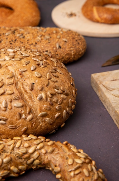 Seitenansicht von Broten als Bagelkolben auf kastanienbraunem Hintergrund