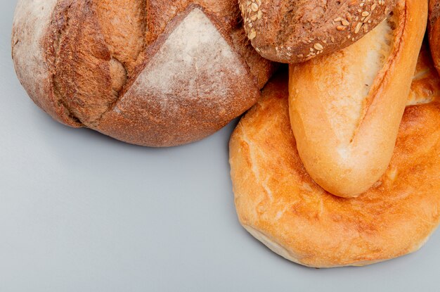 Seitenansicht von Broten als Cobed Seed und vietnamesischen Baguettes Tandir auf blauer Oberfläche