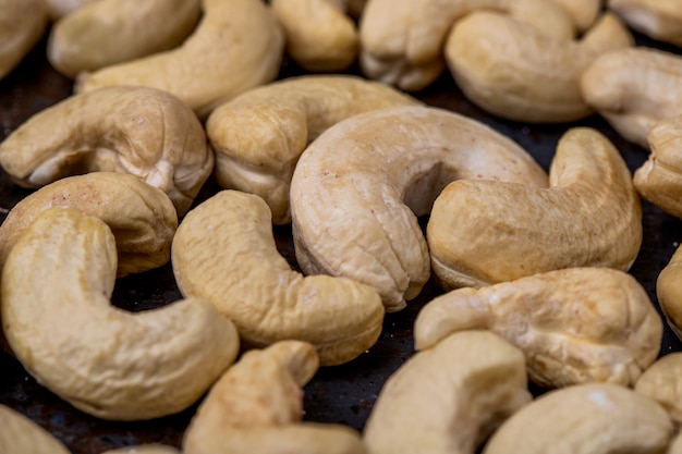 Seitenansicht von Cashewnüssen auf schwarzem Hintergrund