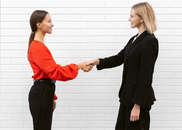 Seitenansicht von Frauen, die sich gegenseitig grüßen